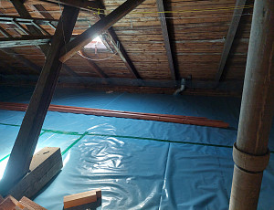 Zateplení stropu bytového domu pomocí foukané izolace